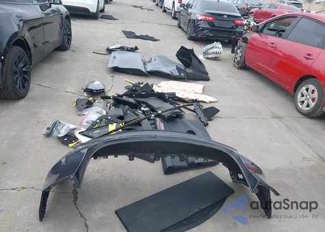 2024 Tesla Model Y Long Range Dual Motor All-Wheel Drive z USA, uszkodzony, nr VIN 7SAYGDEE9RF071449